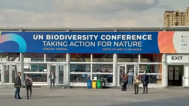 Entrada de la sede de la Conferencia de Biodiversidad de la ONU (COP17 / CP-MOP 12 / NP-MOP 6) celebrada en Ereván, Armenia, mostrando el banner "Tomando Acción por la Naturaleza".