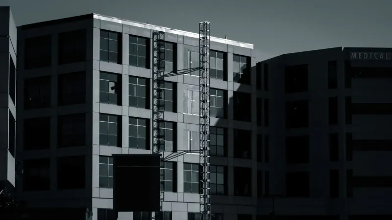 Una fachada sombreada de un edificio médico moderno en Kentucky acentuando detalles estructurales.