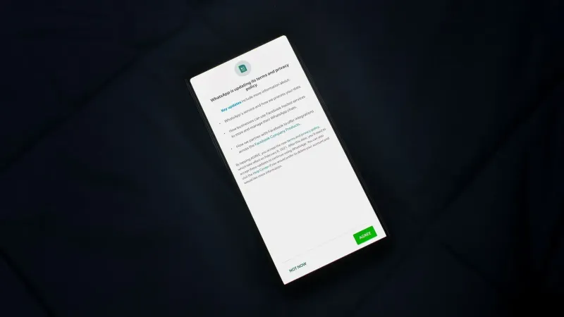 Primer plano de la pantalla del teléfono inteligente que muestra un acuerdo de actualización de la política de privacidad.