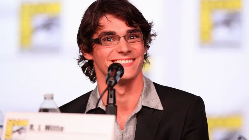 RJ Mitte hablando en el San Diego Comic-Con International 2012 en San Diego, California.