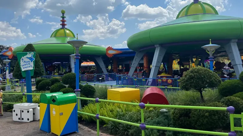 Platos de remolino alienígena (Orlando) mayo de 2023.