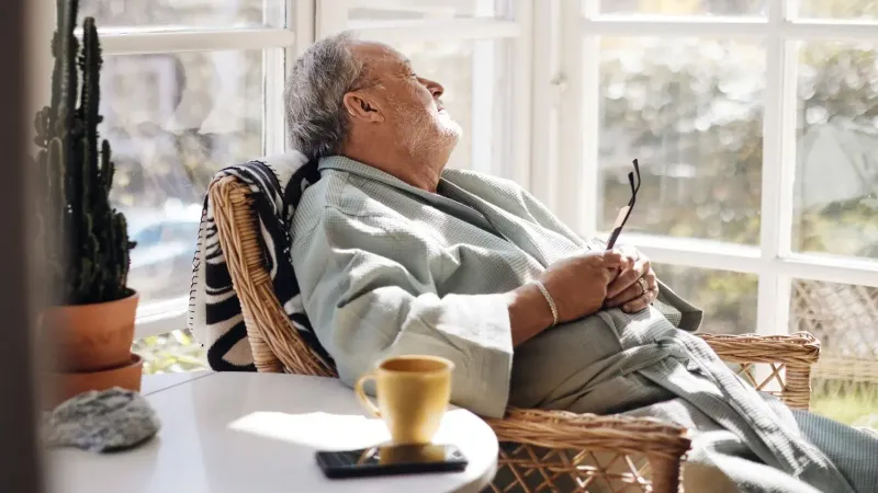 Anciano siesta en silla