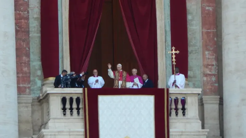 El Papa León XIV olas a las personas reunidas en St.