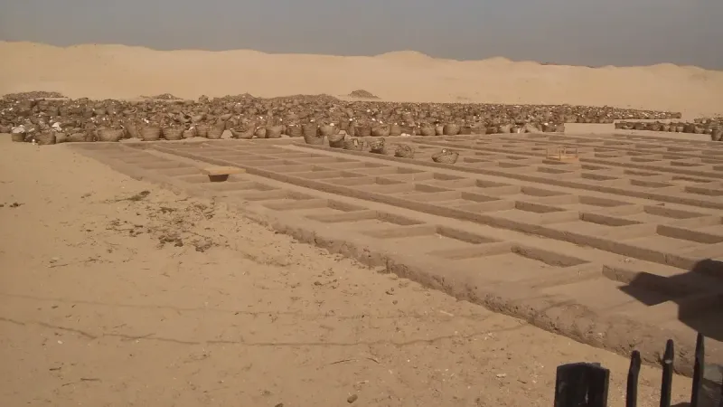 Esta es una foto de un monumento en Egipto identificado por el ID