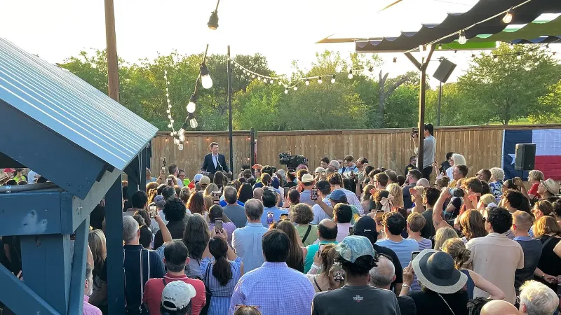 ¡Viva Democracia! Impresionante participación anoche en el rally de James Talarico en el patio trasero