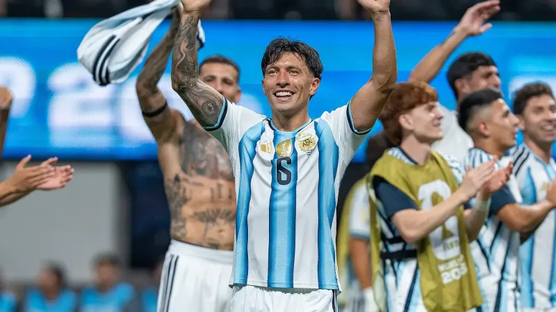 Lisandro Martínez durante Argentina v Egipto en la Copa Mundial de la FIFA 2026