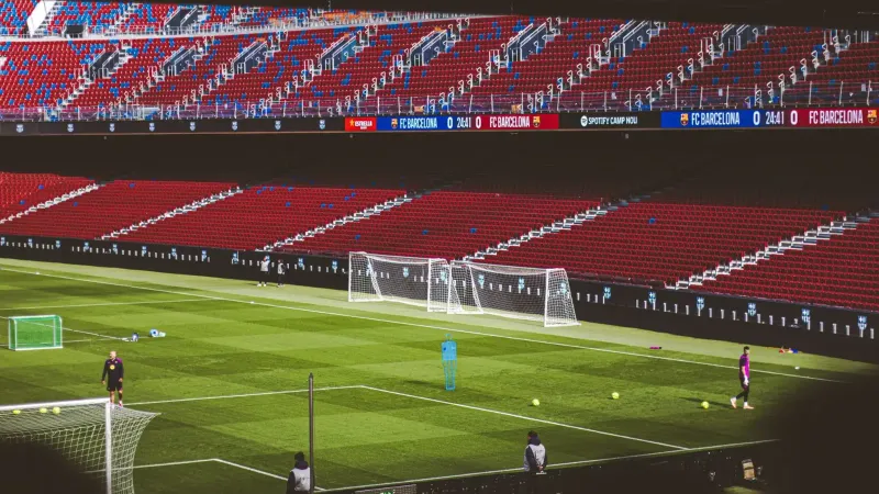 Vista del campo de fútbol vacío en el Camp Nou del FC Barcelona con equipo de entrenamiento.