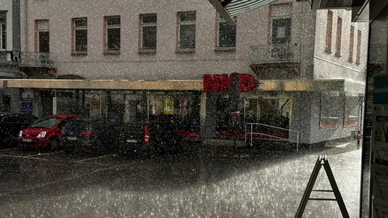 La lluvia cae en una calle de la ciudad en Bad Säckingen, Alemania, mostrando la vida urbana y el clima.
