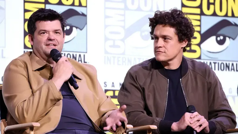 Phil Lord y Christopher Miller hablando en el San Diego Comic-Con International 2025 en San Diego, California.