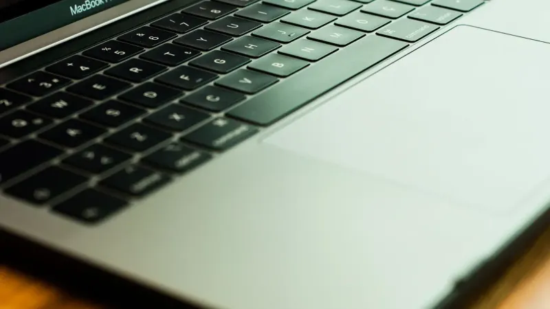 Close-up de un teclado MacBook Pro que muestra el diseño moderno de dispositivos electrónicos.