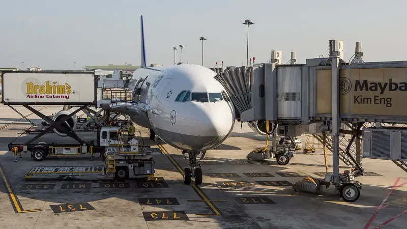 Kuala Lumpur, Malaysia: Brahim Airline Catering docking at a Lufthansa Airbus A340-300 at KL International Airport