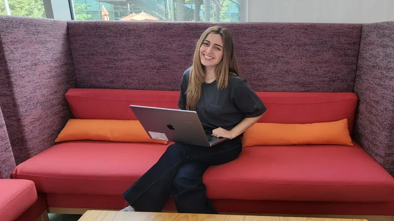 La diseñadora de productos paraguaya Diana Vicezar en Meta Sede en Menlo Park, CA.