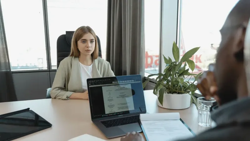 Una escena de entrevista de trabajo profesional en un entorno de oficina moderno, enfatizando el reclutamiento y las oportunidades profesionales.