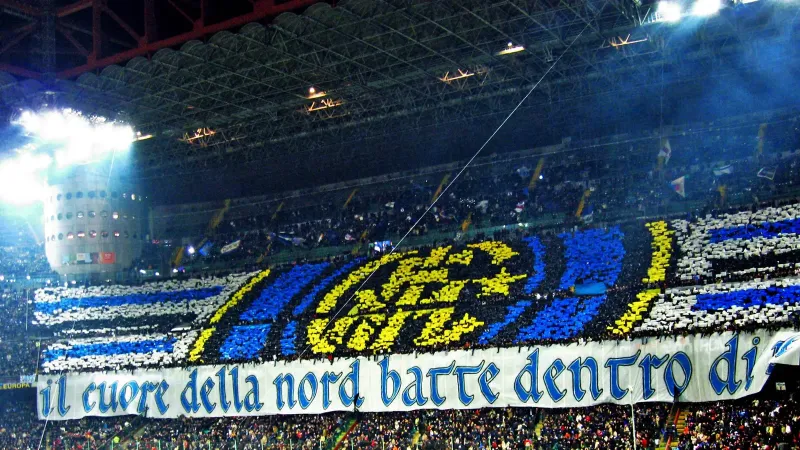 La curva dell'Inter in un derby del 2009