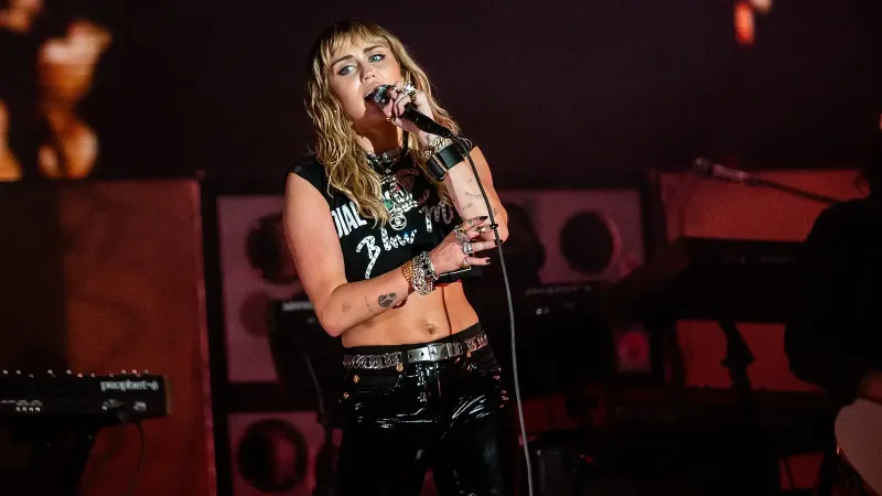 Miley Cyrus Primavera19 -239 (48986302932)