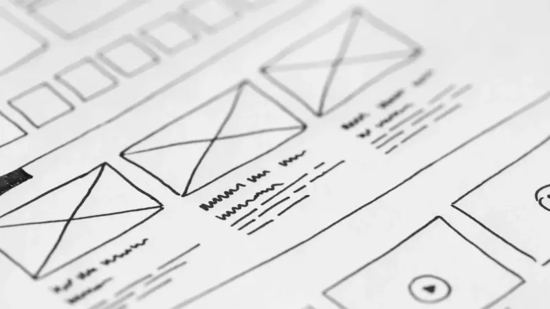 Primer detallado de un diseño de estructura metálica dibujada a mano en papel para un proyecto UX.