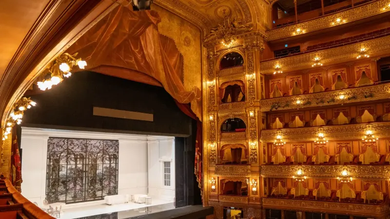 Una impresionante vista interior del Teatro Colón en Buenos Aires que muestra la opulenta decoración y el escenario.