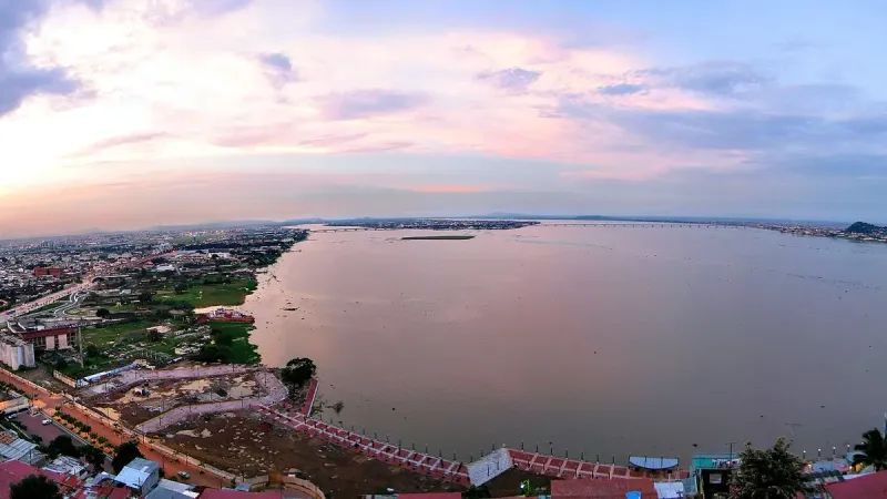 Panorama de Guayaquil, tomado desde lo alto del faro en la imagen adyacente.