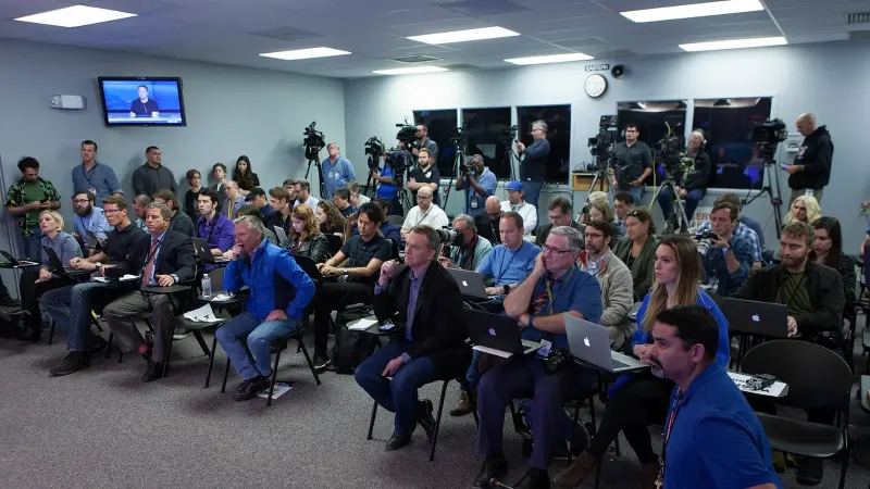 Elon Musk, director ejecutivo y diseñador principal de SpaceX, habla a los medios de comunicación durante una conferencia de prensa en el Centro Espacial Kennedy de la NASA en Florida