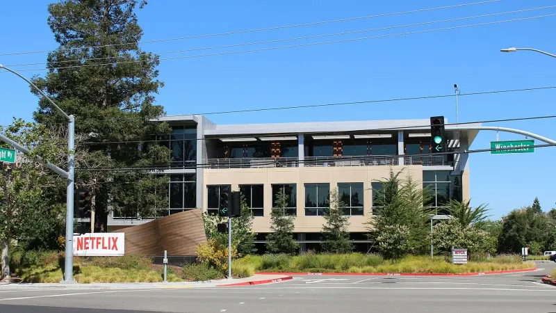 Este edificio de oficinas en 101 Albright Way en Los Gatos, California, es uno de los cuatro edificios en el campus de expansión de la sede de Netflix al norte de la ruta 17 del estado de