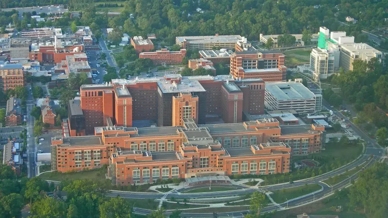 El centro clínico del NIH, ubicado en el campus de NIH en Bethesda, MD, tiene más de tres millones de pies cuadrados.