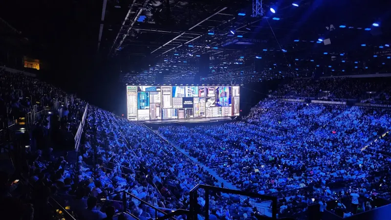 Una foto de la nota clave de NVIDIA en el CES 2025, que ocurrió en el Michelob Ultra Arena.