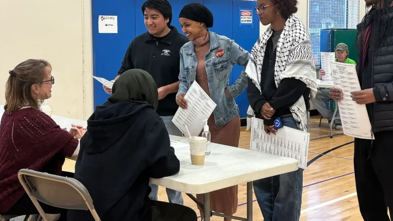 Ilhan Omar vota en su lugar de votación el día de las elecciones, noviembre de 2024