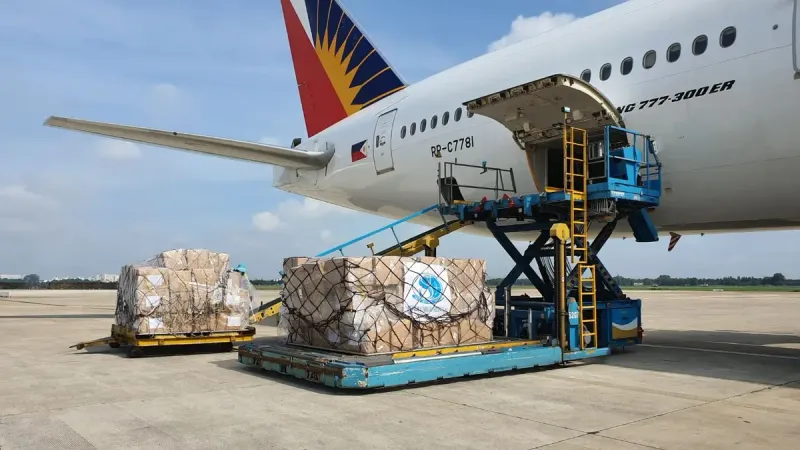 Carga cargada en un avión comercial en un aeropuerto en la ciudad de Ho Chi Minh, Vietnam.