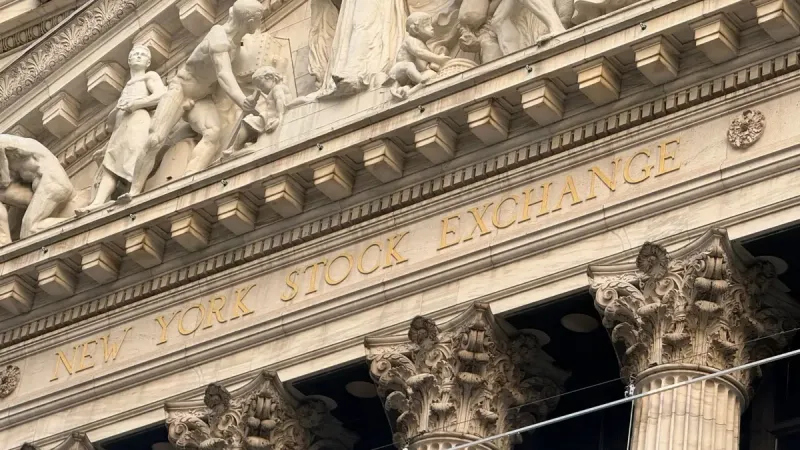Fachada adornada de la Bolsa de Valores de Nueva York con intrincadas esculturas de piedra durante el día.