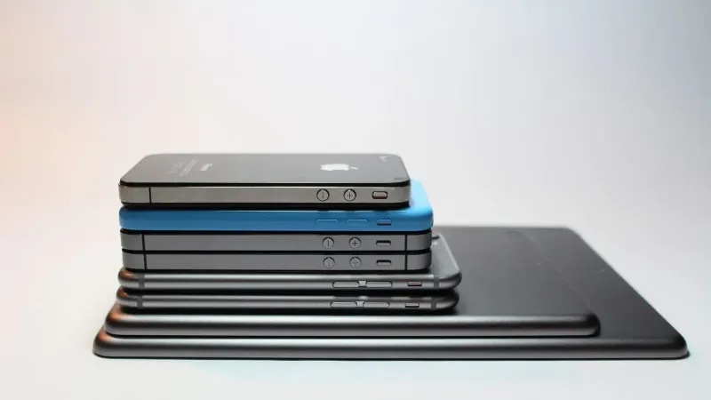 Smartphones y tabletas modernos apilados que muestran un diseño elegante. Fondo técnico perfecto.