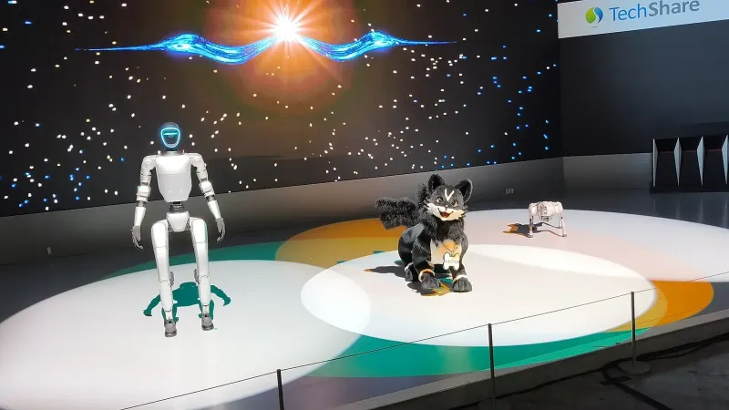 日本の東京都江東区にある東京ビッグサイトで開催された「Japan Mobility Show 2025」。西1・2ホールの「Tokyo Future Tour 2035」のブース。「Introduction」のコーナーのステージに登場した、左からUnitree Roboticsのヒューマノイドロボット「Unitree