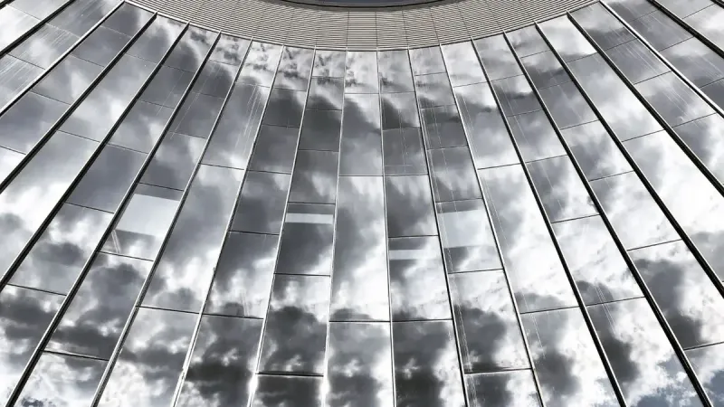 Vista de ángulo bajo del moderno edificio de vidrio que refleja el cielo en Skolkovo, Rusia.