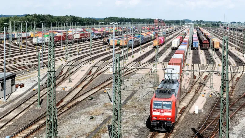 Vista amplia de los trenes de carga en la bulliciosa terminal ferroviaria de Hamburgo.