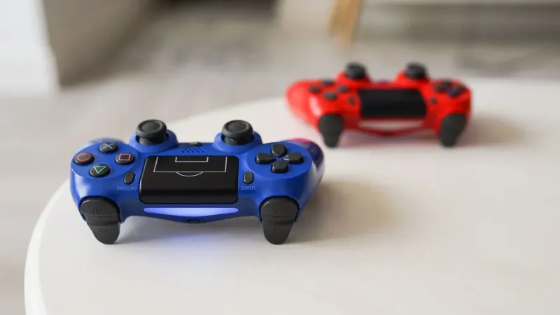 Close-up de controladores de PlayStation en una mesa blanca para entusiastas de los juegos.