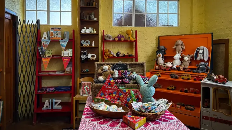 Encantadora tienda vintage que muestra una variedad de juguetes retro y decoración clásica.