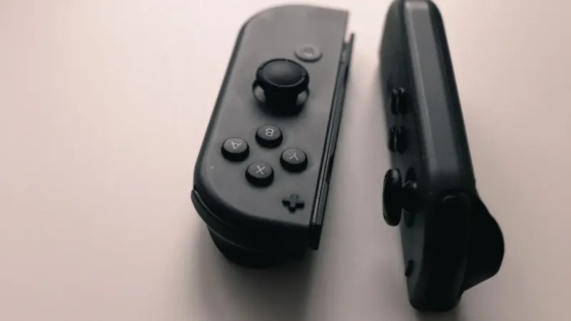 Una imagen de cerca de dos controladores Joy-Con de Nintendo Switch sobre un fondo neutro.
