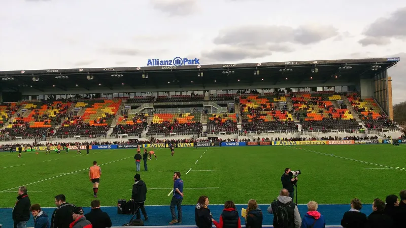 Saracens recibió a Exeter Chiefs en el primer juego oficial en el estadio renovado y ampliado.