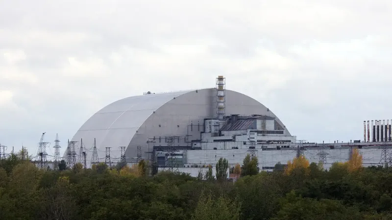 El nuevo confinamiento seguro en la posición final sobre el reactor 4 en la central nuclear de Chernobyl.