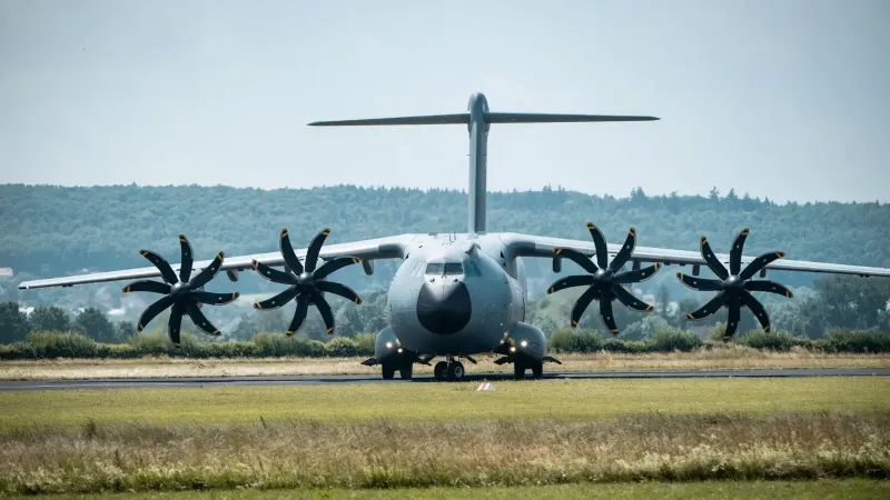 Vista frontal de un avión militar A400M en la pista contra un telón de fondo del bosque.