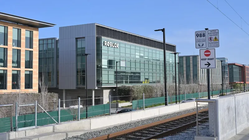 El edificio Roblox en San Mateo, California, visto desde la estación de Caltrain