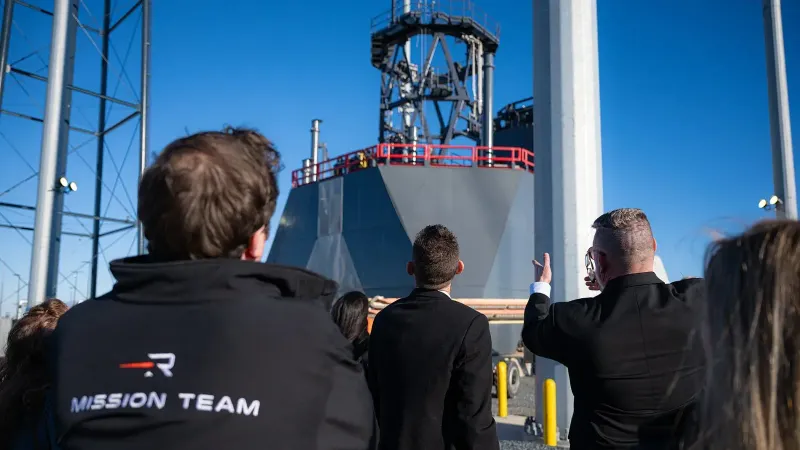 El administrador de la NASA, Jared Isaacman, y el liderazgo de Rocket Lab visitan el complejo de lanzamiento de la compañía 3, el lunes 16 de enero.
