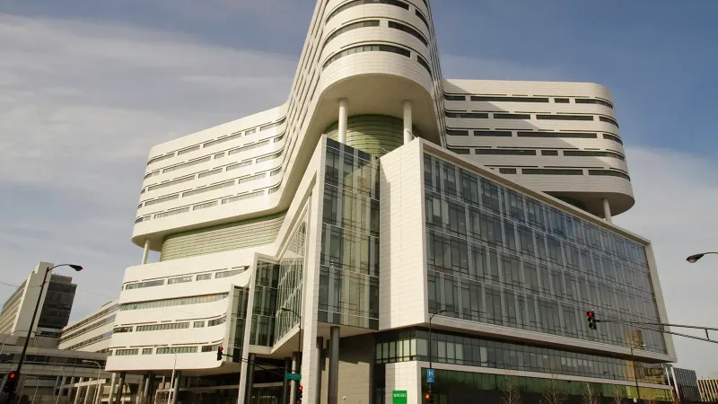 Fotografía de la Torre Este del Centro Médico de la Universidad Rush en Chicago, IL