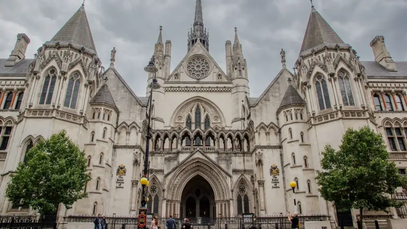 Exterior de los Reales Tribunales de Justicia de Londres con cielos nublados.
