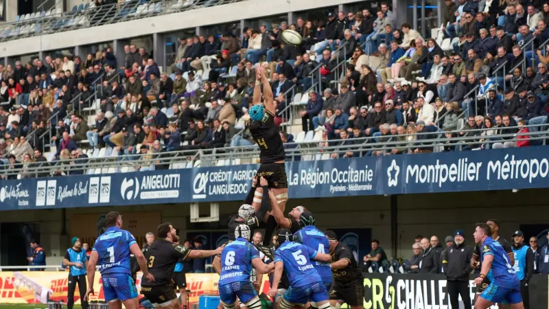 Emocionante partido de rugby con multitudes vitoreando en un estadio en Montpellier, Occitanie, Francia.
