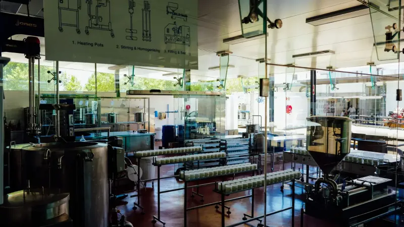 Amplio y moderno interior de planta de producción de alimentos con maquinaria industrial y línea de procesamiento.