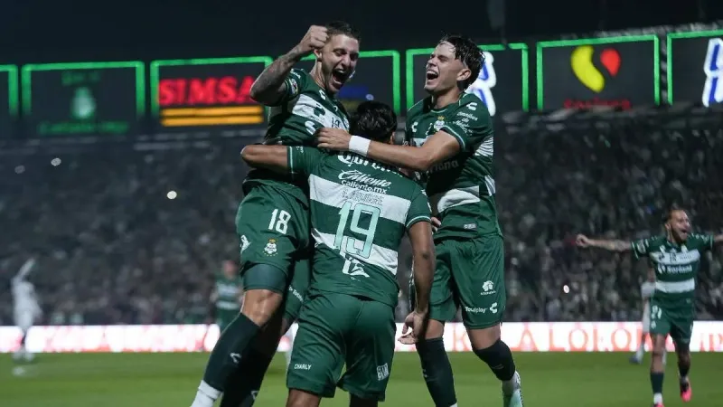 Santos vence 2-0 a Pumas con un expulsado: Hila 6ta victoria, pero con polémica imagen del post