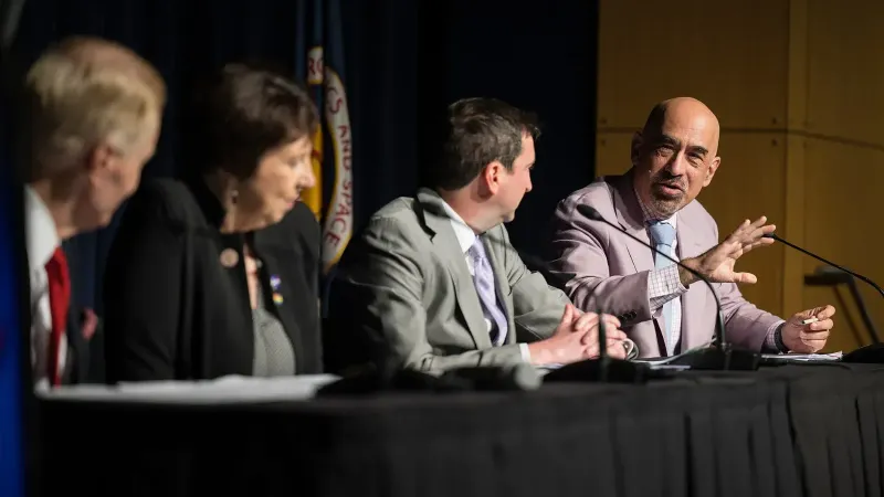 El presidente de la Fundación Simons y el presidente del equipo de estudio independiente de la UAP de la NASA, David Spergel, responde una pregunta durante una sesión informativa para