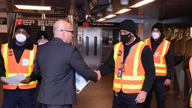 El presidente interino de MTA New York City Transit, Craig Cipriano, presenta elogios a los oficiales de seguridad universales aliados en la estación de Ferry del sur el viernes 4 de