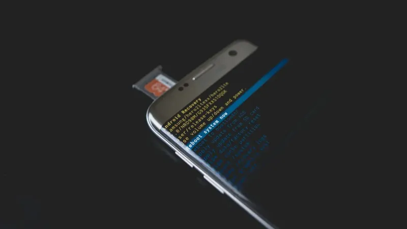 Primer plano de un teléfono inteligente que muestra el modo de recuperación de Android con una tarjeta SD insertada.