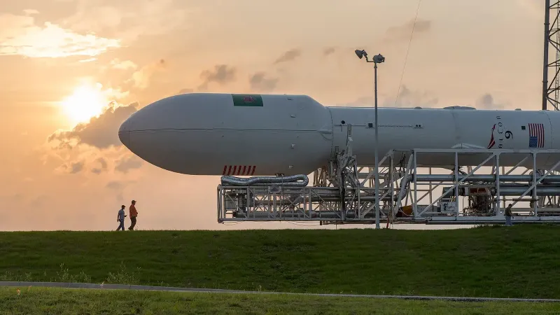 Un cohete SpaceX Falcon 9 v1.1 se lanza a Cape Cañaveral Space Launch Complex 40 el 26 de abril de 2015, antes del intento de lanzamiento del 27 de abril para el Turkmenälem52e/Monacosat